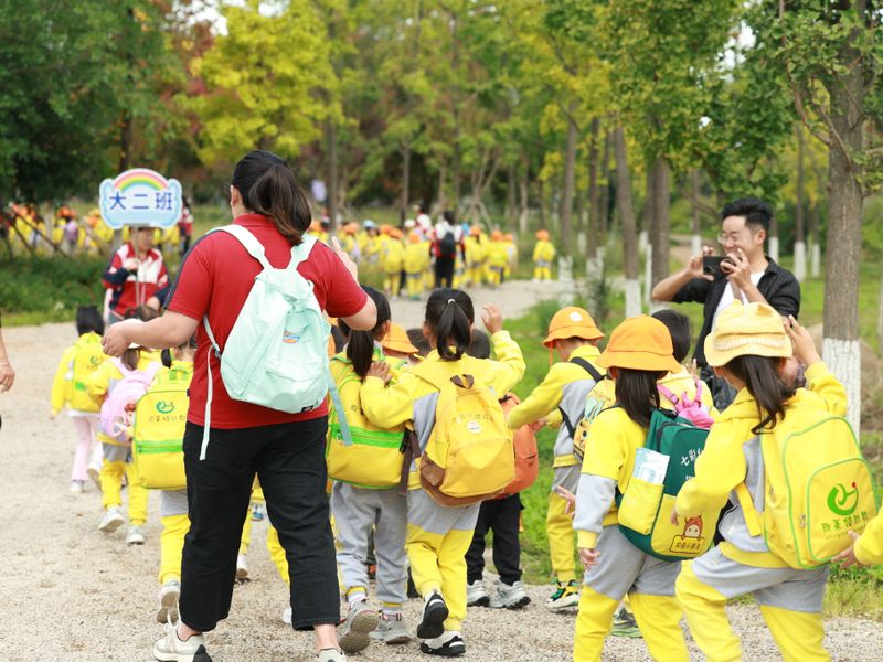 Copii în excursie în parc, însoțiți de educatoare